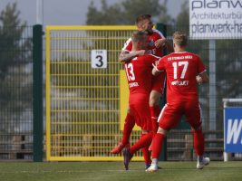 Der TSV Steinbach Haiger bejubelt den Treffer zum 1:1 gegen die TSG Balingen