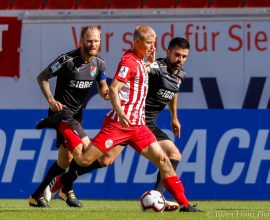 David Haider Kamm Al-Azzawe und Nico Herzig TSV Steinbach Haiger gegen Maik Vetter von Kickers Offenbach