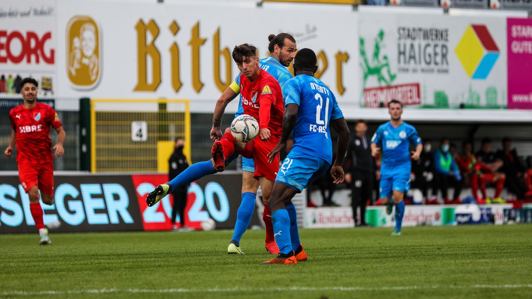 Enis Bytyqi vom TSV Steinbach Haiger trifft gegen den FC Astoria Walldorf